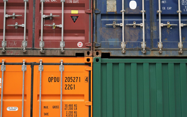 Данные о весе пустого контейнера размещены на двери самого морского контейнера — Авангард Директ 